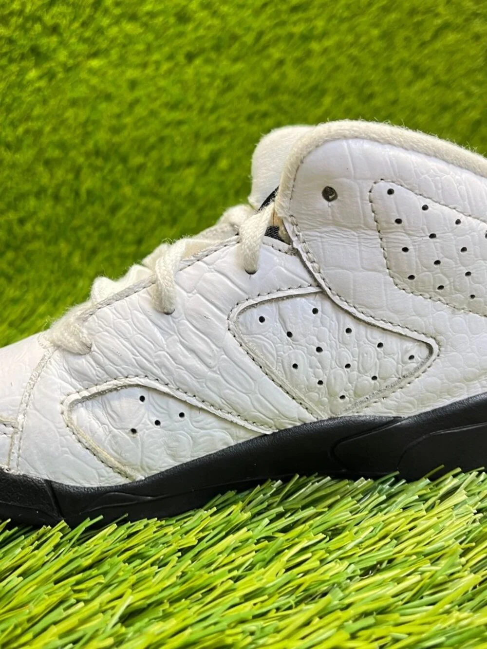 Nike Air Jordan 6 Retro Boys Size 9C White Black Athletic Leather Shoes Sneakers